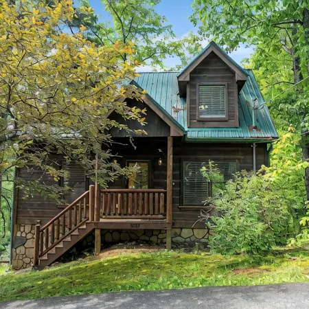 Romantic Retreat!!! Newly refreshed cabin with hot tub~New listing rates!