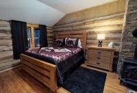 Cozy Log Cabin in the Heart of Smoke Hole Canyon Overlooking South Branch River. - Family
