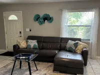 Sunshine Acre. King Master Suite & BIG Yard Hotels in Davie