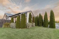 Sunlit Sanctuary with Private Patio in Wigram - Villas