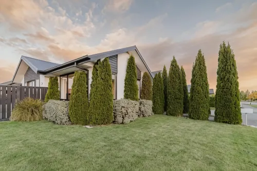 Sunlit Sanctuary with Private Patio in Wigram - Villas