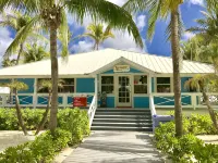 The Pink Beach House - Private House and Pool directly on the Beach, Rum Point Hotel a North Side