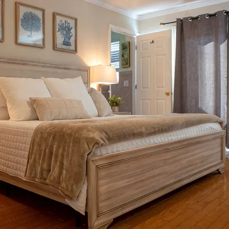 Quiet home with Salt Water Heated Pool, next to Largo Golf Course & IRB!