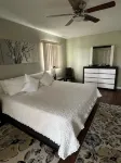 Your serene escape - Modern, cozy, and close to the beach. - Jacuzzi