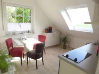 Bright, friendly top floor apartment with WLAN, 15 min. walk to the beach. - Wifi