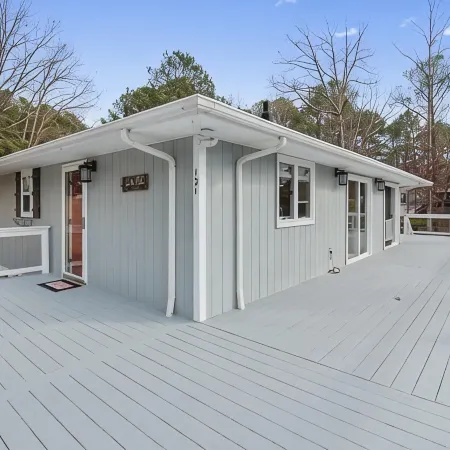 Peaceful Waterfront Home. Pet-friendly. Boat dock. Fast internet.