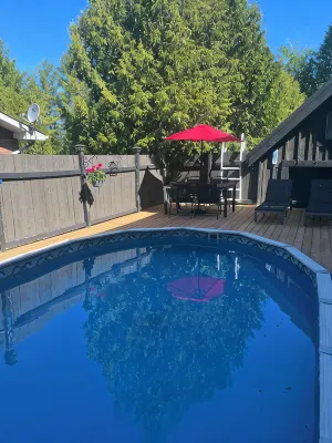 4 Season/4 bedroom  Log Home in Southampton. Walking distance to downtown/beach - 4 tähden