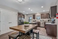 Traveling worker-ready Transitional Modern Home! - Kitchenette