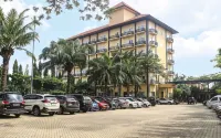 Narita Hotel Tangerang - parkir
