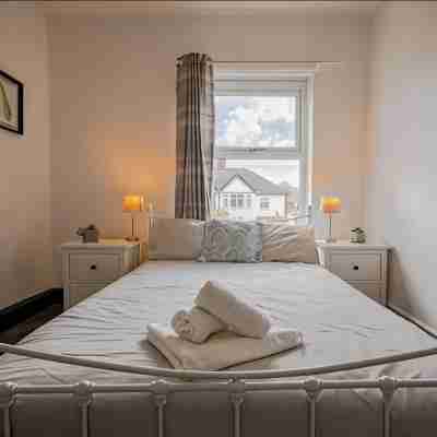 Spacious, sleeps 8, dog friendly, safe garden Rooms