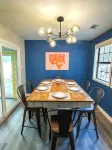 Spacious 4-bedroom house with Make-up bar, WiFi, Games, Hot-tub, & pool