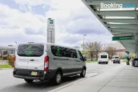 紐瓦克國際機場假日酒店 - 停車場