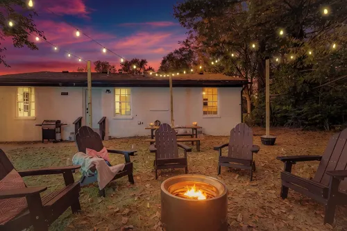 Oakside Retreat – Private Getaway with Huge Yard, Firepit and Game Room