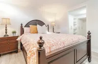 Pearson Gateway Executive Suite – 2Br + 2 Parking - Condos