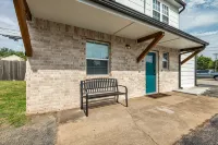 Tulsa Getaway w/Pergola-Grill-TV's & Personal AC/Heater in Every Bedroom