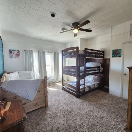Rustic retreat-near the Canyon