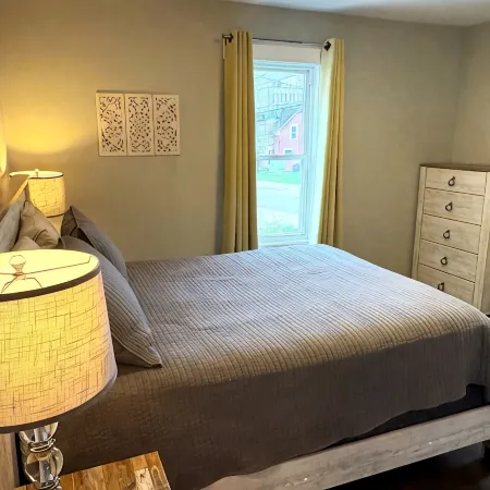 Modern 1 Bedroom, 10 minute walk to Downtown