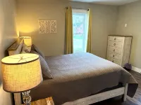 Modern 1 Bedroom, 10 minute walk to Downtown