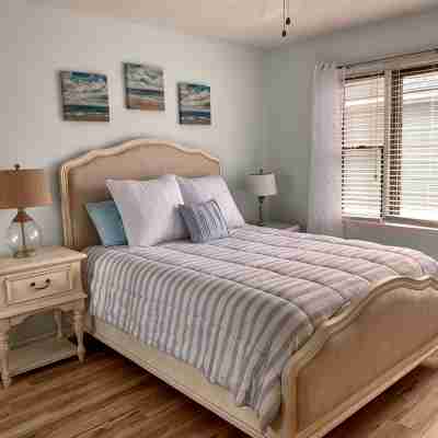 Condo with Ocean Views! Steps to the Sea! Sleeps 8. the Complex is Oceanfront! Rooms