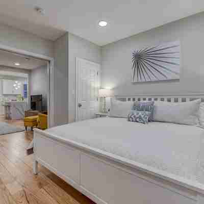 Cozy Downtown 1BR w/ Parking Rooms