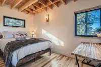 Upscale Treehouse Escape - Hot Tub & Mountain Air - Boutique