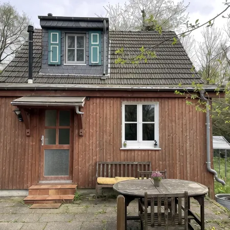 Ruhig und Idyllisch: Kleines Ferienhaus am Waldrand - S-bahn-nähe - Zentrumsnah Отели рядом с достопримечательностью «Станция метро Thielenbruch»