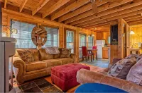 A Still Point Cabin and HOT TUB! - Homestays