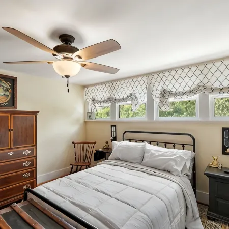 "The Hanscom House" 8 MIN walk to DT!