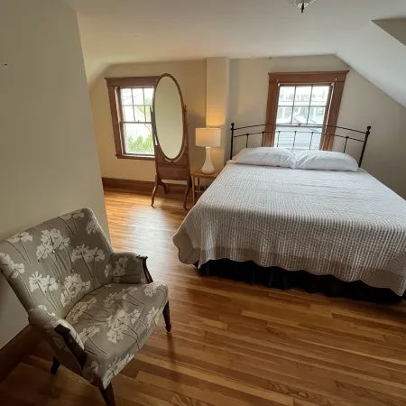 Blue Magnolia - A quiet apartment in a quaint Gloucester MA village