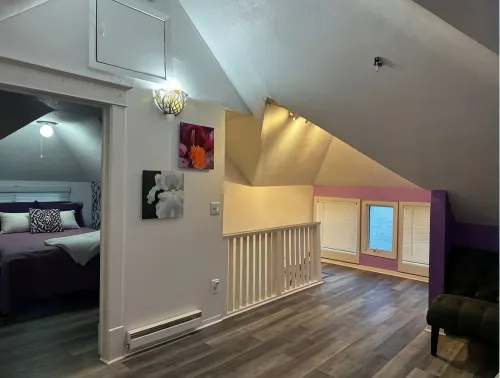 Creative Cozy Urban Retreat - 2-Star