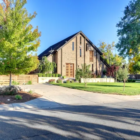 Stunning Repurposed Church, lofted, pet friendly, Free Botanic Garden admit 6