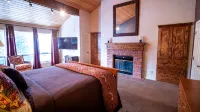 Play and Stay! Enjoy the Outdoors Then Relax -Private Hot Tub & Sauna. Sleeps 12 - Balkoner
