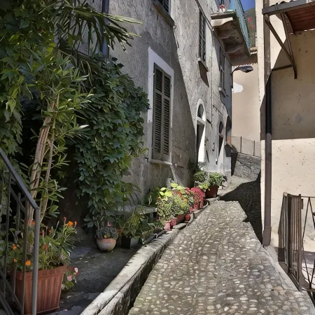 Lovely house close to the lake with panoramic lake and mountain views