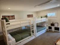 Sleeps 27/Pickleball Court/Game Room/Hot Tub/Pool/Batting Cage/Beach - Wifi