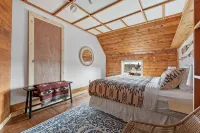 Historic Outside, Comfort Inside – Downtown Custer Retreat -  Privatzimmer