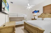 Aura Palms - Elegant 5Br Retreat with Pool & Hot Tub - 4-Star