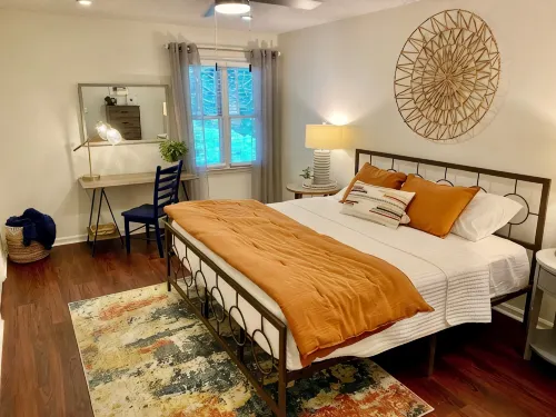 JET'S HANGAR:  WALKABLE, PET-FRIENDLY, RENOVATED Game Day Townhome! - 3 tähden