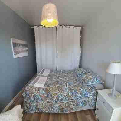 "l'hippocampe", climatisé, 60 m2 , 2 chambres, très calme, plage des sablettes et commerces à 3 minutes à pied, wifi, parking gratuit, lit king size Rooms