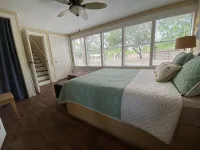 Frio River House + Bunkhouse, Private Volleyball Pool, Pavilion, Riverfront! - 발코니