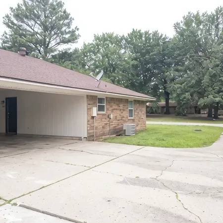 2-bedroom apartment in cool Fort Smith with AC