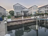 River Front 4-bedroom house with boat dock close to downtown St. Joseph. - Wifi