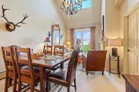 Beautifully renovated 2 bedroom condo in Stratton VT - walk to Village/Lifts! - 4성급
