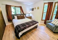 Cedar-sided cabin, RV parking, Kids & Pet friendly - Hytter