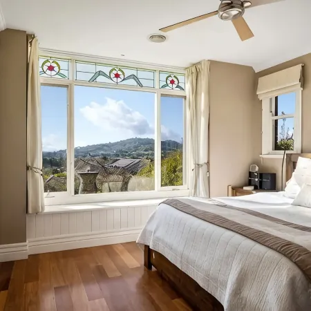 "Huonview" House on the Hill. Views for miles. 5 mins from CBD