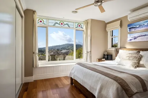 "Huonview" House on the Hill. Views for miles. 5 mins from CBD - 3-Star