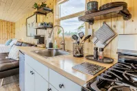 Off-grid tiny home in apple orchard with million-dollar mountain views! - 4-stjärniga
