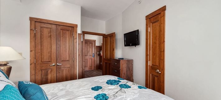 Cozy Condo located in the heart of Snowshoe and directly off the main ski area! Hotels in Edray
