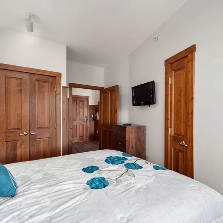 Cozy Condo located in the heart of Snowshoe and directly off the main ski area!