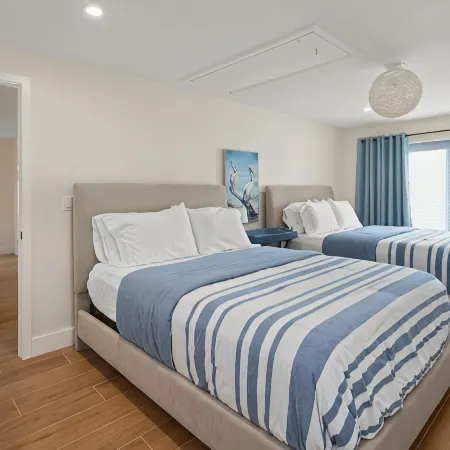 Coastal chic - minutes to beach, shopping, dining