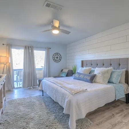 Luxury condo, DISCOUNTED RATES…steps to Lake, sleeps 10, near Yacht Club!
